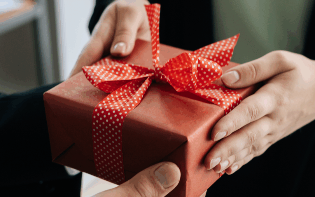 Cadeaux de Noël pour vos clients et salariés : quelles exonérations fiscales ?
